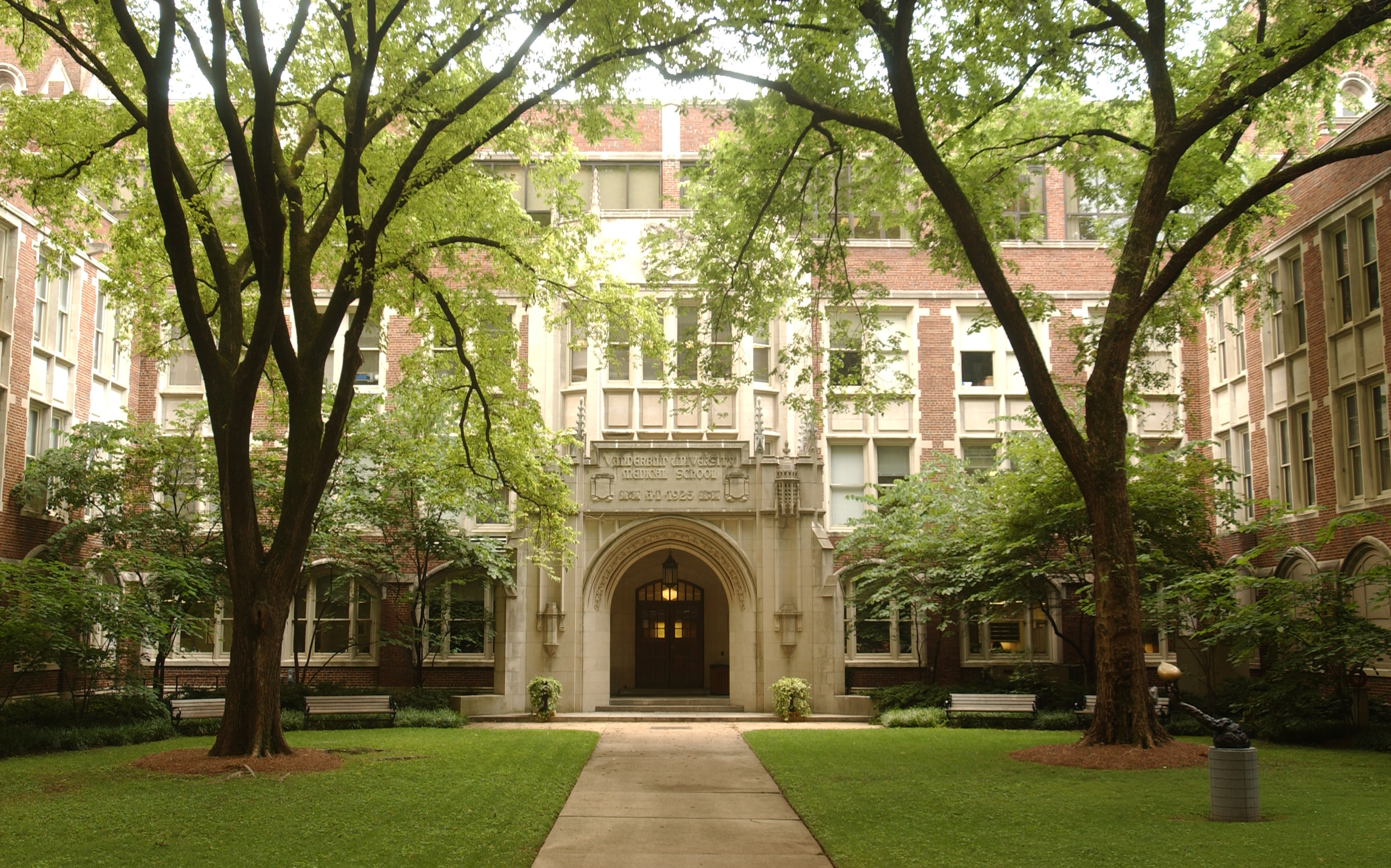 Image of the entrance to Vanderbilt School of Medicine